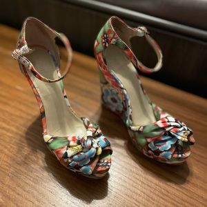 White multi color floral  4-3/4 inch platform wedge Let it Go Nine West shoe
